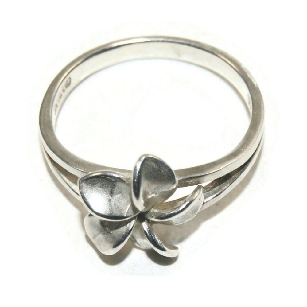 Delicate Vintage Sterling Silver Flower Size 8 1/2 Ring. Hallmarked Thailand 925